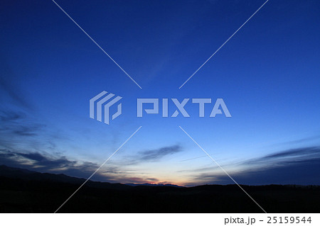 太平高原の日没の青い空とわずかな夕焼け、北海道の夕景 25159544