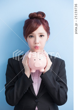 woman take pink piggy bank woman take pink piggy bank 25159736