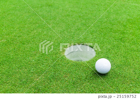 ゴルフボールとカップ 25159752