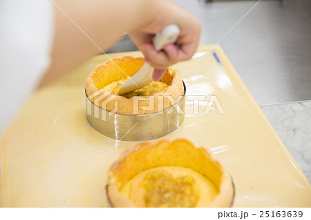 パティシエ デザートの盛り付け 25163639
