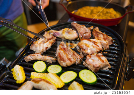 夜の屋外BBQ 25163654