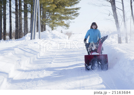 除雪　女性 25163684