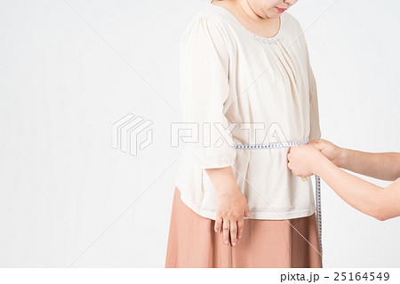 ウエストを測ってもらう太った女性 25164549