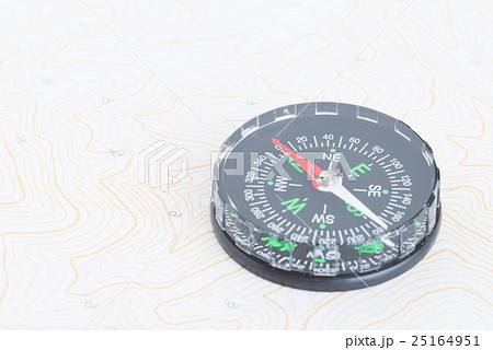 方位磁石と地図 25164951