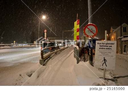 雪深い歩道　北極圏の街トロムソ　北欧・ノルウェー 25165000