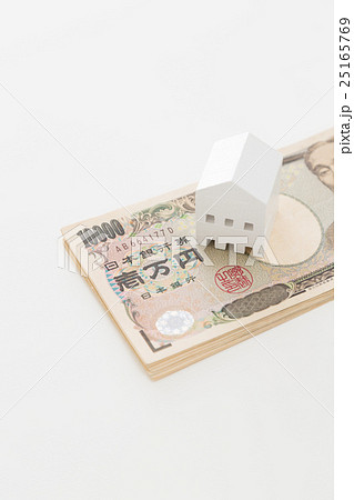 お金と家 白バック お金と家 白バック 25165769