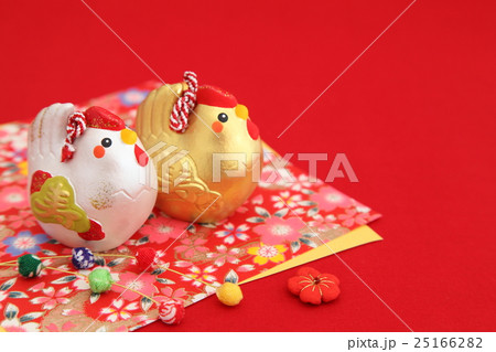 酉年　金白　花柄　横向き　赤バック 25166282