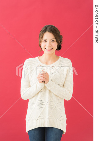 白セーターの女性（赤背景） 25166570