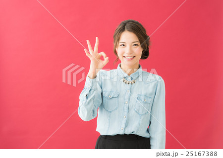 指差し 女性(赤背景) 指差し 女性(赤背景) 25167388