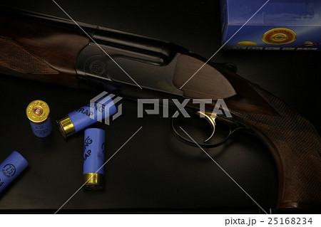 散弾銃と薬きょう 散弾銃と薬きょう 25168234