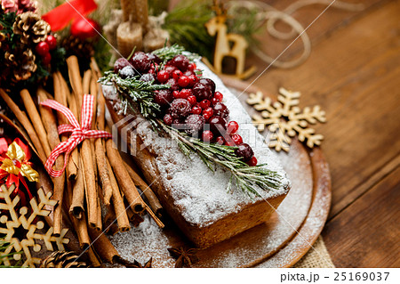 Homemade christmas cake with wild berries Homemade christmas cake with wild berries 25169037