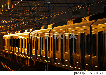 夕暮れの通勤電車 25170074