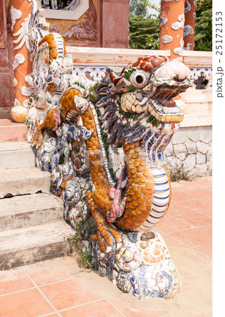 ベトナムのホイアンにある古い建物の龍をモチーフにした階段の手すり ベトナムのホイアンにある古い建物の龍をモチーフにした階段の手すり 25172153