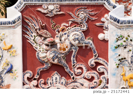 ベトナムのホイアンにある古い建物の麒麟の屏風 25172441