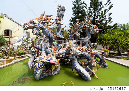 ベトナムのホイアンにある廣肇会館にある龍の像 25172657