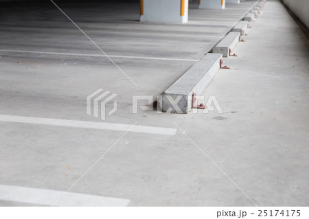 empty indoor car parking lot 25174175