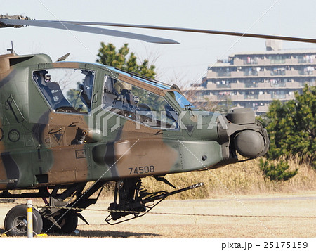 千葉県船橋市の習志野駐屯地で新春に行われる降下訓練始めを待つヘリコプター 25175159