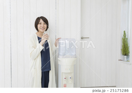 ウォーターサーバー女性 25175286