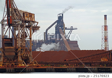 水島製鉄所のキューポラとクレーン 水島製鉄所のキューポラとクレーン 25176923