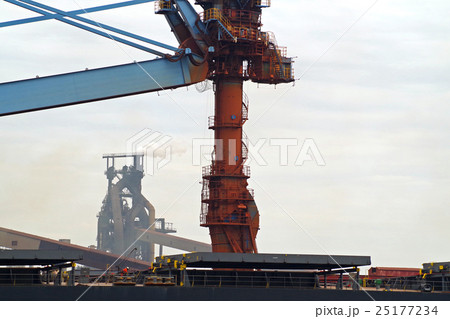 荷役をするクレーンとアンローダー 25177234