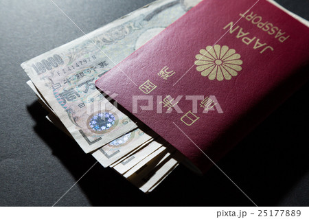 パスポートとお金　黒バック 25177889