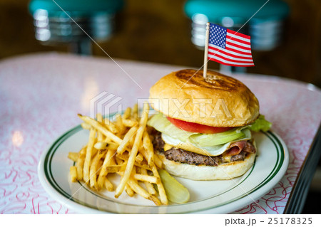 アメリカンダイナーのハンバーガー  25178325