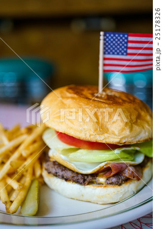アメリカンダイナーのハンバーガー  25178326