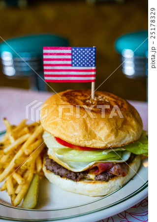アメリカンダイナーのハンバーガー  25178329