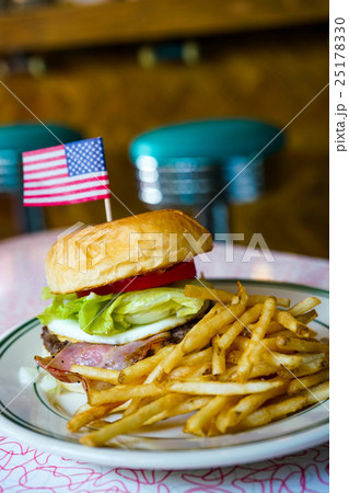アメリカンダイナーのハンバーガー  25178330