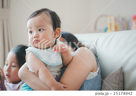 11 months old　&　6 years old 25178942