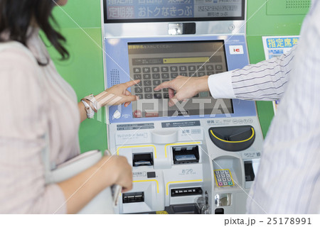 30代ビジネス男女 25178991