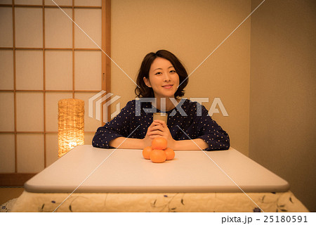 こたつ 夜 女性 こたつ 夜 女性 25180591