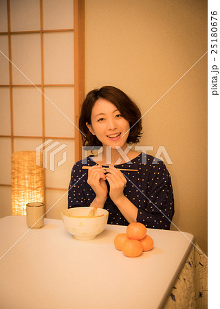 こたつ 夜 女性 こたつ 夜 女性 25180676