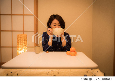 こたつ　夜　女性 25180681