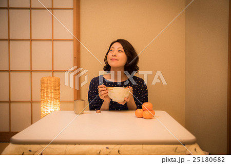 こたつ　夜　女性 25180682