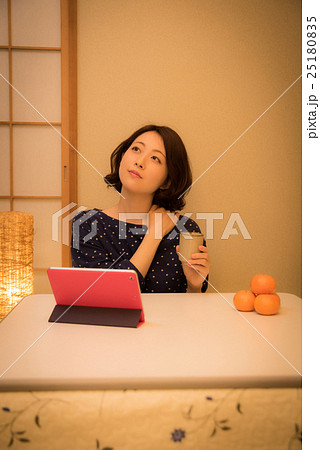 こたつ 夜 女性 こたつ 夜 女性 25180835