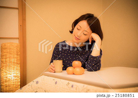 こたつ 夜 女性 こたつ 夜 女性 25180851