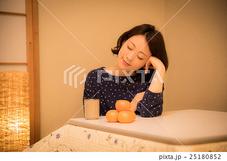 こたつ　夜　女性 25180852