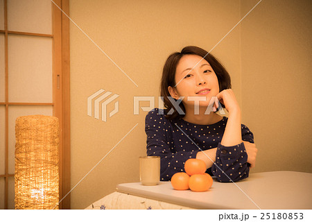こたつ 夜 女性 こたつ 夜 女性 25180853