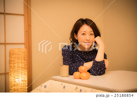 こたつ 夜 女性 こたつ 夜 女性 25180854