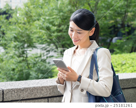 スマートフォンを見る若い女性 25181261