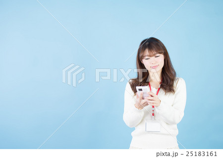 カジュアルポートレート・ブルーバック カジュアルポートレート・ブルーバック 25183161