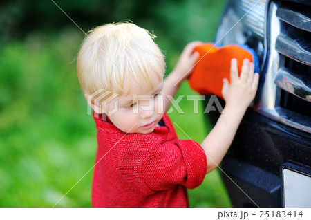 Toddler son washing fathers's car 25183414