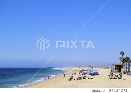 バルボアアイランドのニューポートビーチの海水浴客 25184271