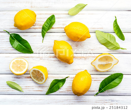 Fresh lemons and lemons leaves Fresh lemons and lemons leaves 25184312