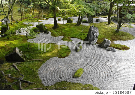 苔むす枯山水の庭の写真素材 苔むす枯山水の庭の写真素材