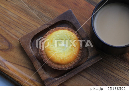 しっとりサクサクのベイクドチーズタルトとカフェオレ 25188592