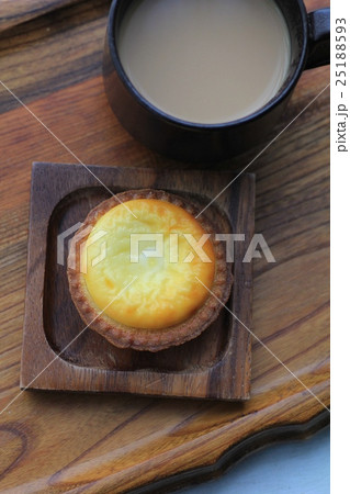 しっとりサクサクのベイクドチーズタルトとホットカフェオレ 25188593
