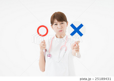 看護師(聴診器、マルバツ棒) 25189431