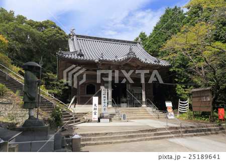 四国霊場第8番札所「熊谷寺」本堂、大師堂への石段 25189641